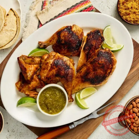 Pollo Asado Con Salsa De Tomatillo Y Tortillas A La Parrilla